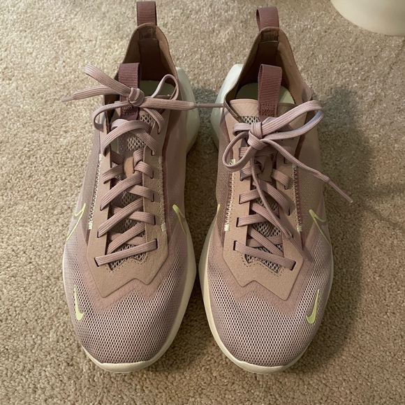 Nike athletic shoes - Picture 2 of 4